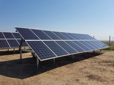 Structura panouri fotovoltaice la sol 2V irigatii 2 vertical 2 stalpi egali 1